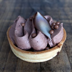 Chocolade tartelet met kersen vulling