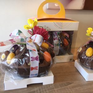 Chocolade ei gevuld met luxe bonbon eitjes